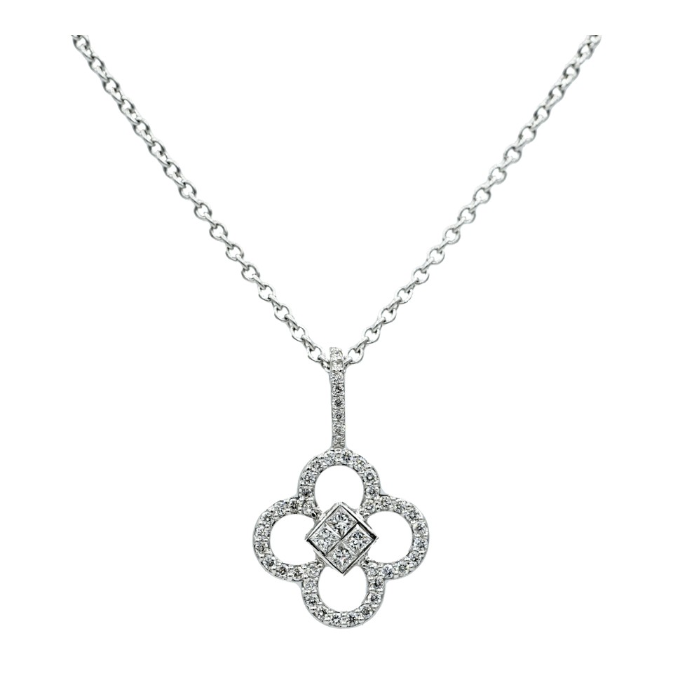 Clover Shape Pendant with
Chain
0.48ctw Dias
18K White Gold