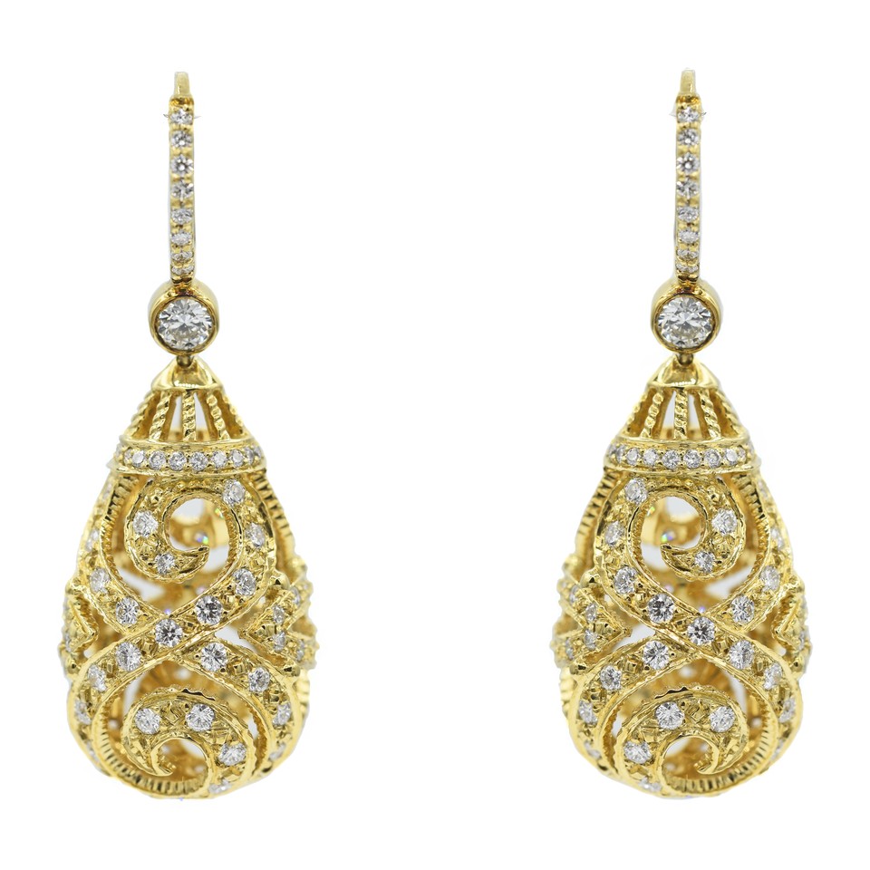 Hollow Scroll Earrings
2.56ctw
18K Yellow Gold