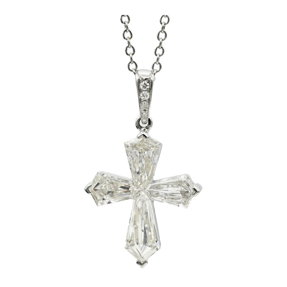 V-Tip Bullet Diamond Cross
Pendant with Chain
1.55ctw Dias
18K White Gold
